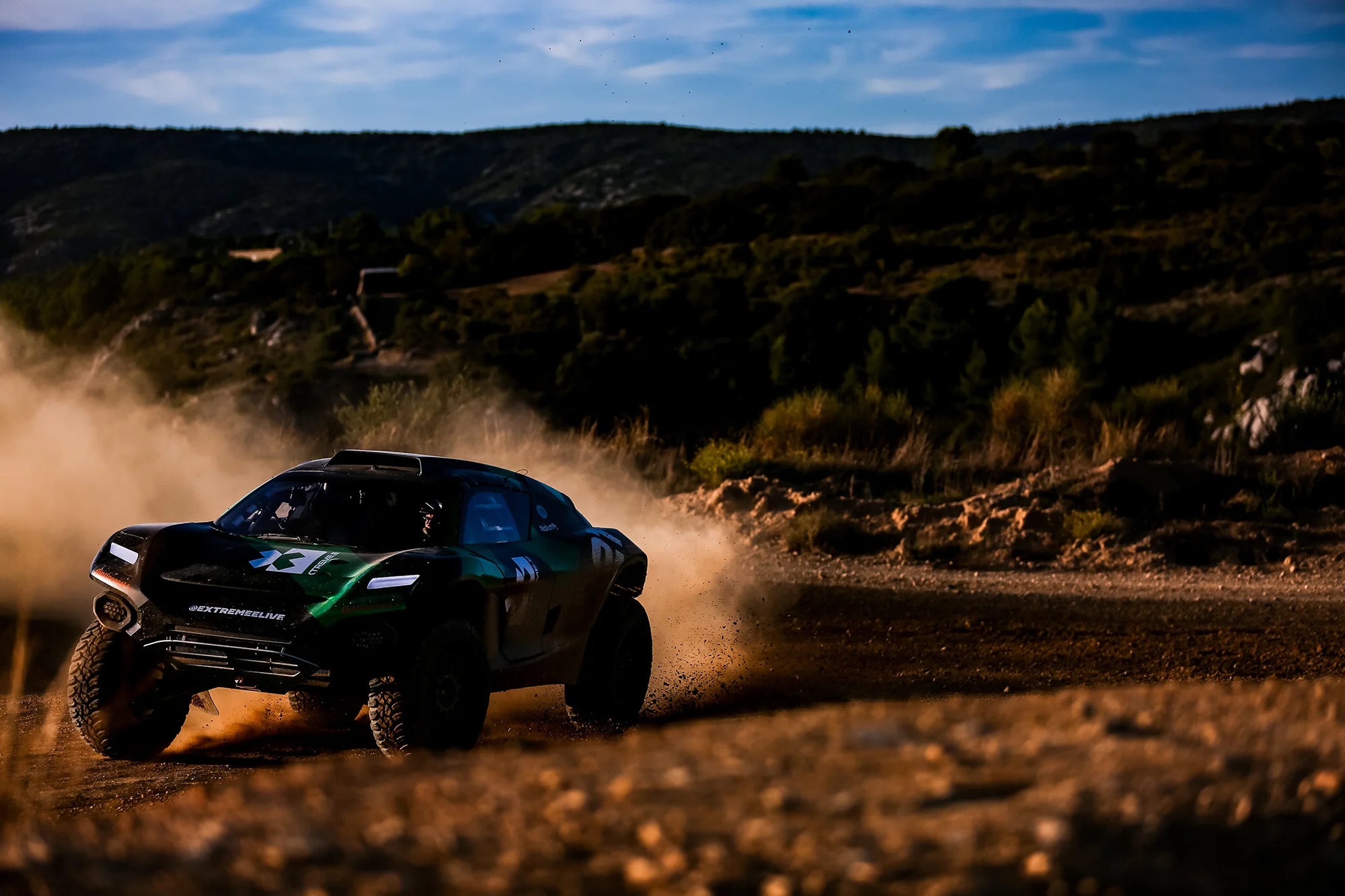 Extreme E je trkaća off-road serija električnih SUV-ova koji se kotrljaju na Continental gumama