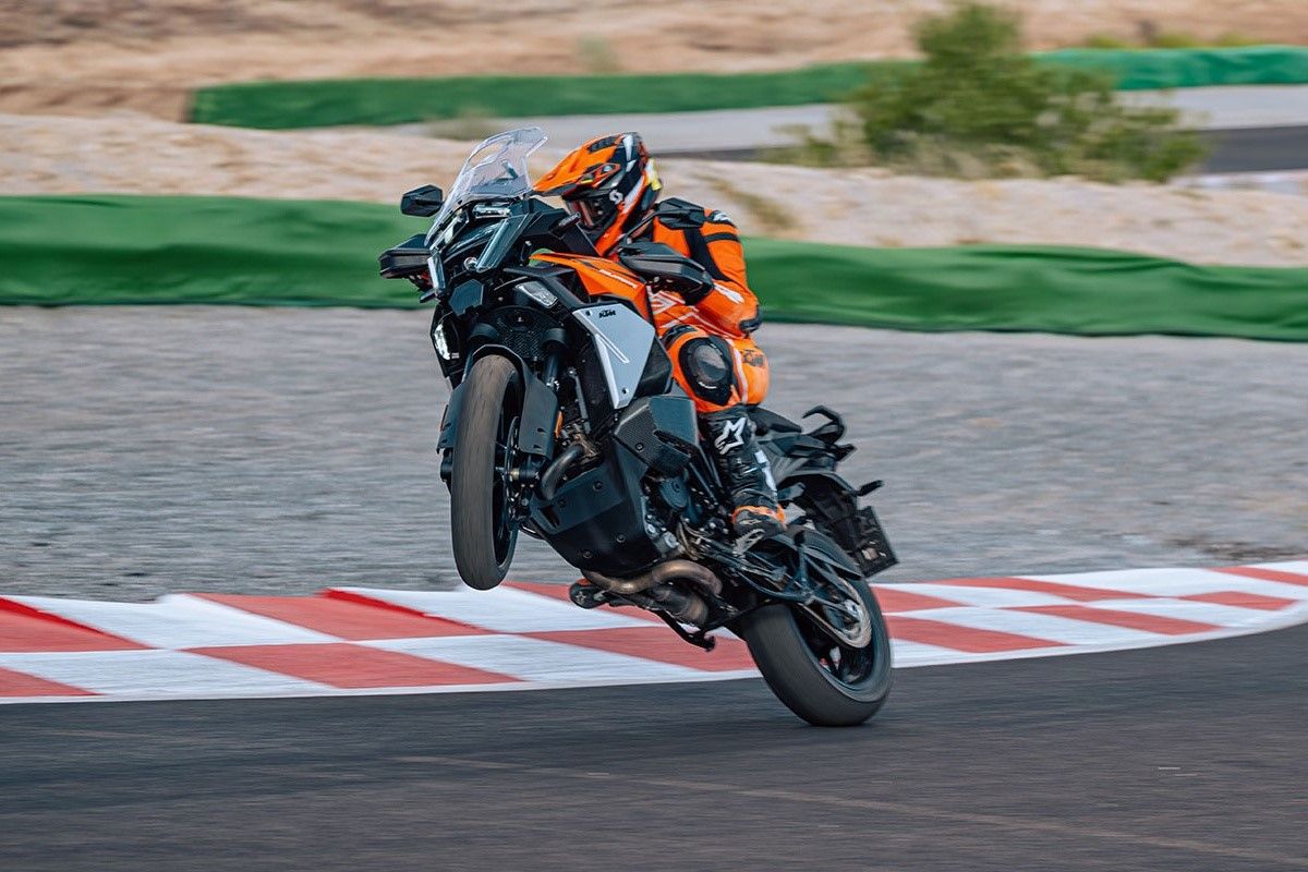 KTM 1390 Super Adventure S Evo: Niz novih tehnologija za modelsku 2025.