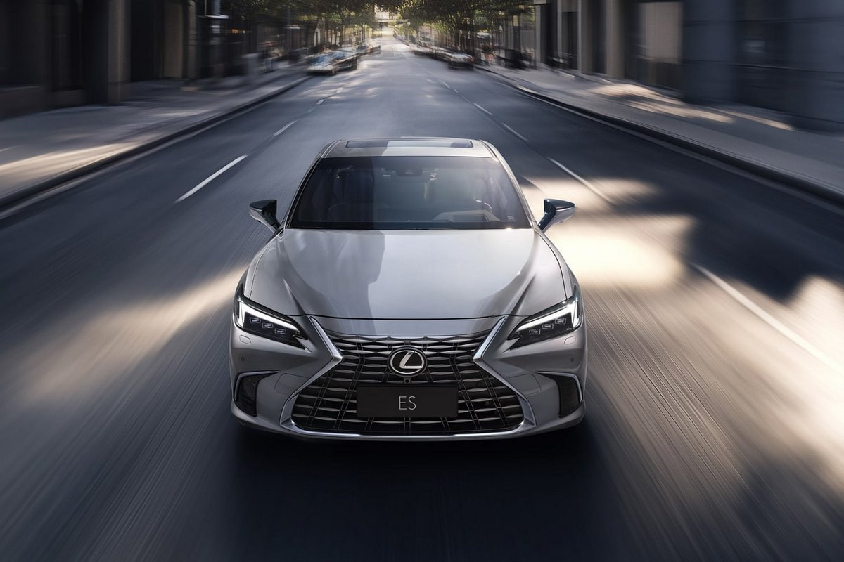 Lexus ES: Ažurirana premium limuzina predstavljena na sajmu u Guangzhou  