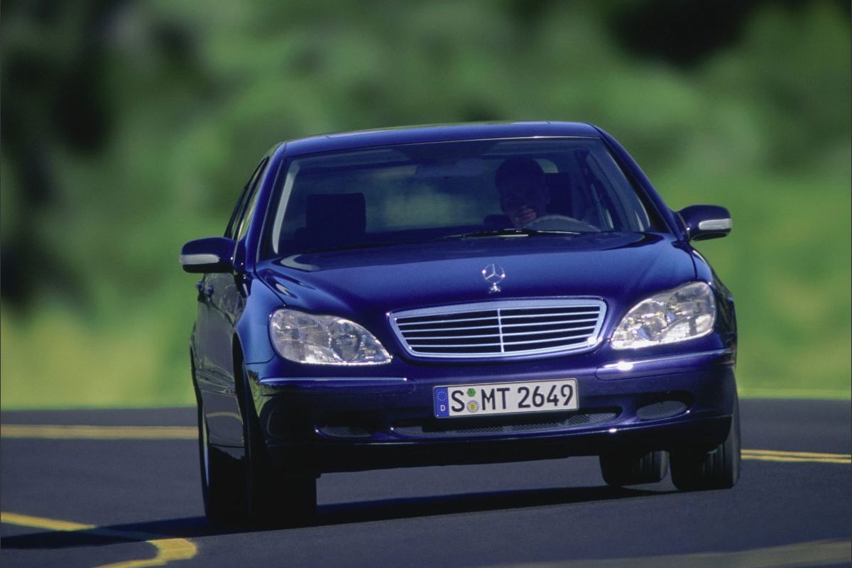 Mercedes S-Klasa iz 1998. bio je prvi automobil sa žmigavcima u retrovizorima