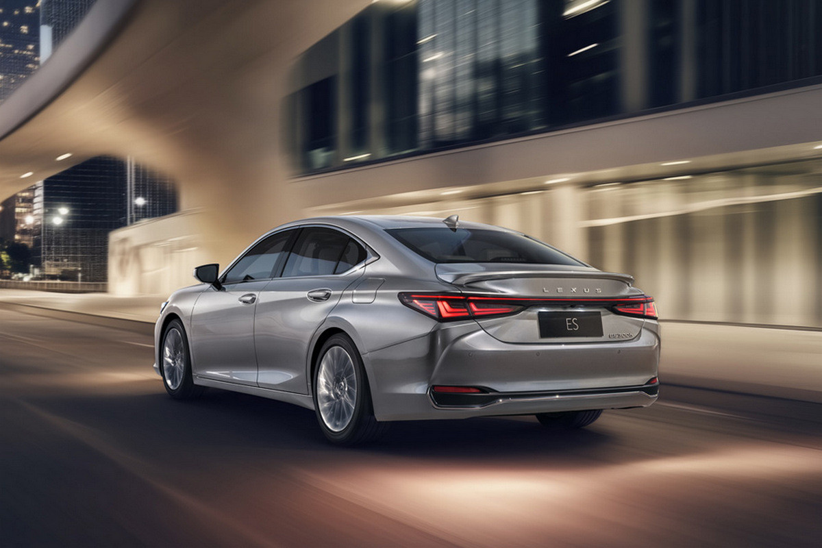 Lexus ES: Ažurirana premium limuzina predstavljena na sajmu u Guangzhou  